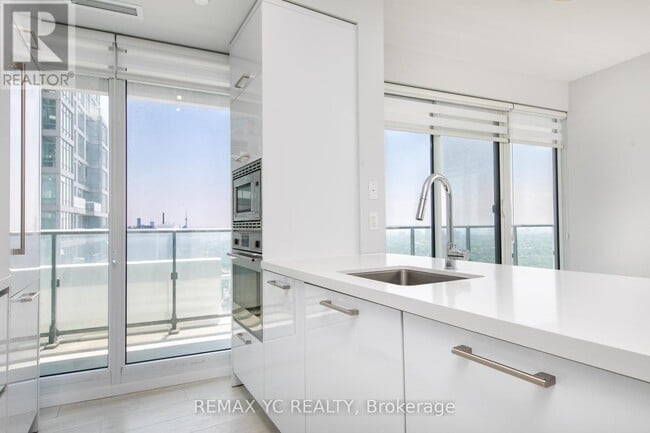 Photo du bâtiment - 2221 Yonge St