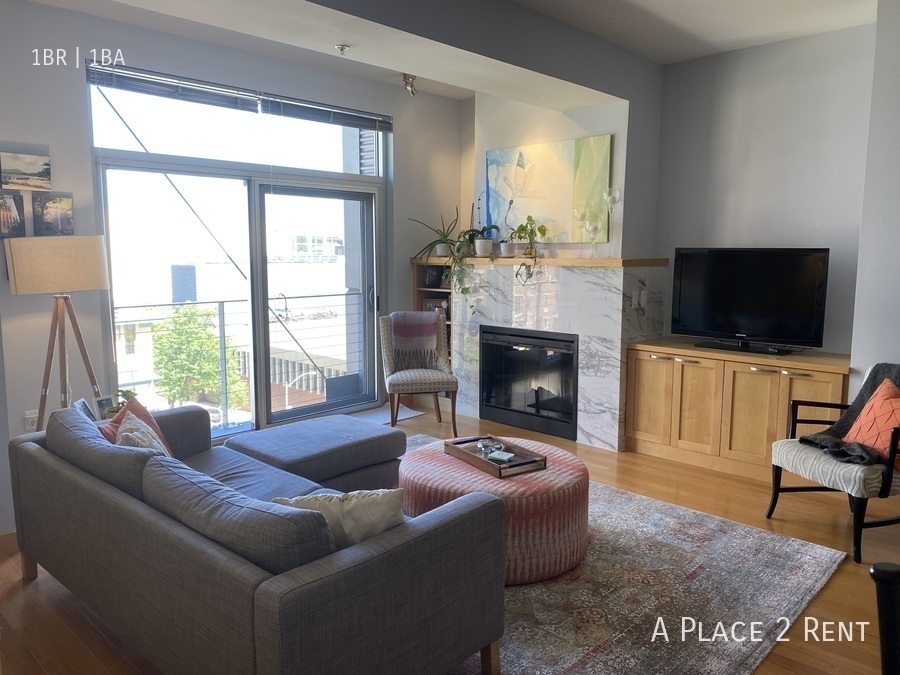 Primary Photo - Amazing 1 Bed, 1 Bath 3 blocks from the Ma...