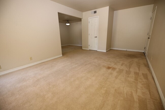 Building Photo - BELLA VITA CONDO - GUARD GATED - LOWER UNIT
