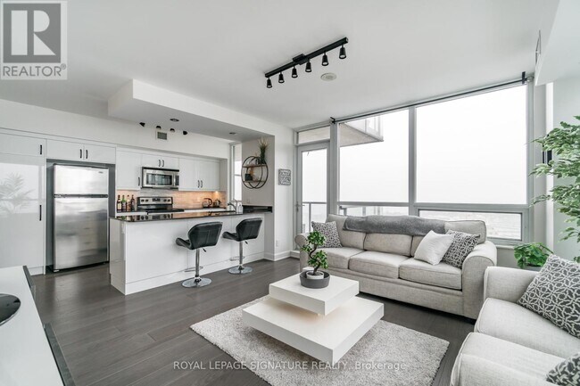 Photo du bâtiment - 2230 Lake Shore Blvd W