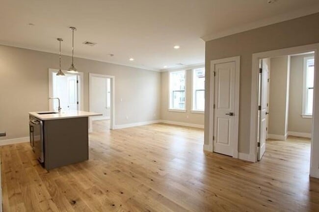 Building Photo - Room Available in Modern 2BR Condo – Jeffr...