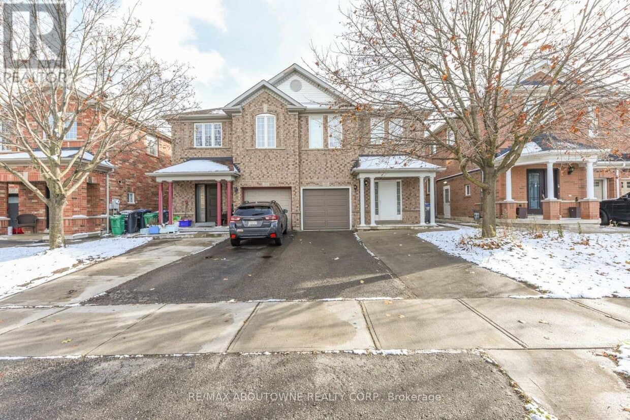 Primary Photo - 32 Lockheed Crescent