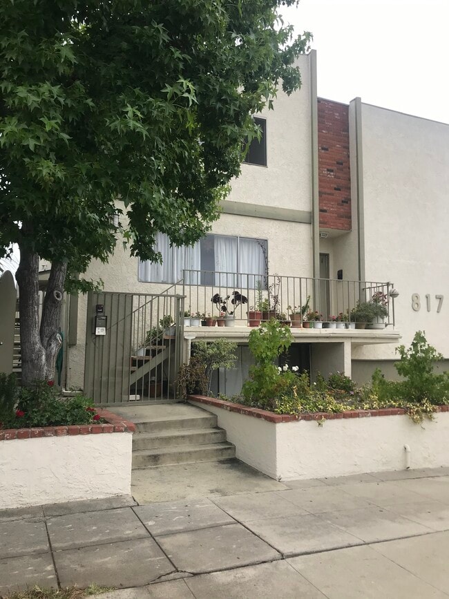 building - 817 18th St