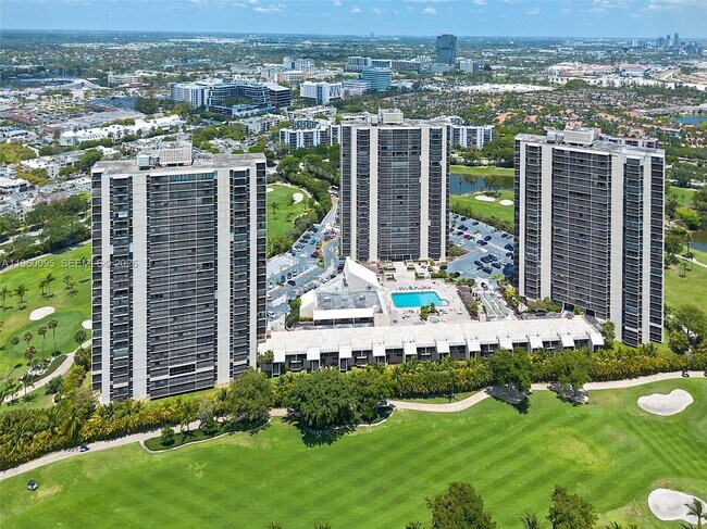 Foto del edificio - 20301 W Country Club Dr