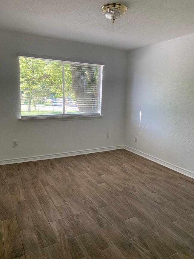 Building Photo - 2 Bedrooms / 2 Baths updated condo