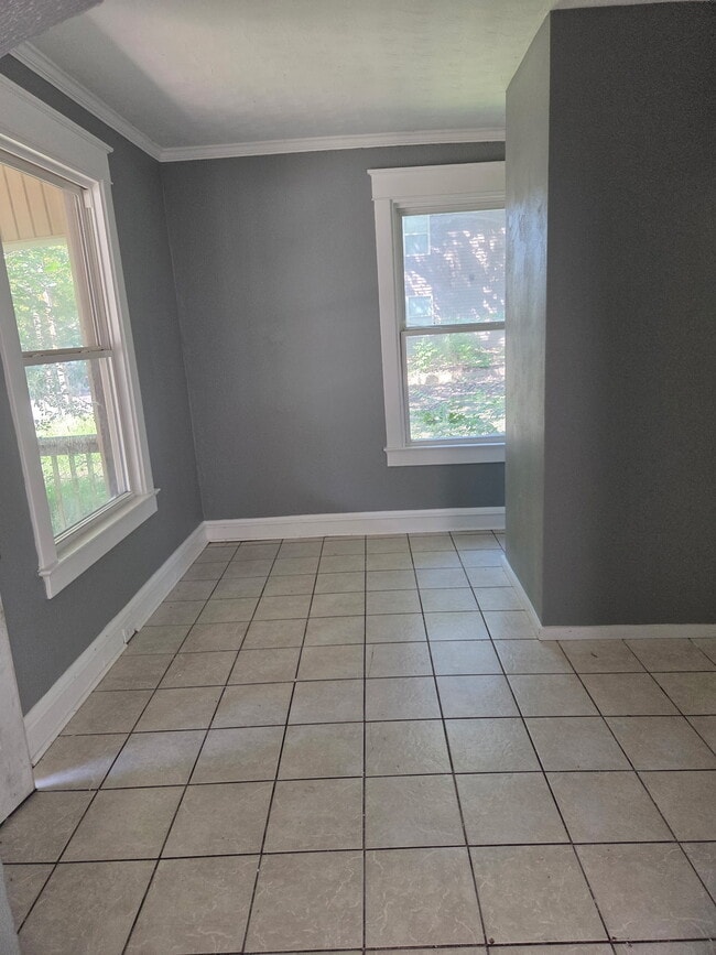 Building Photo - 1023 E Behrends Ave