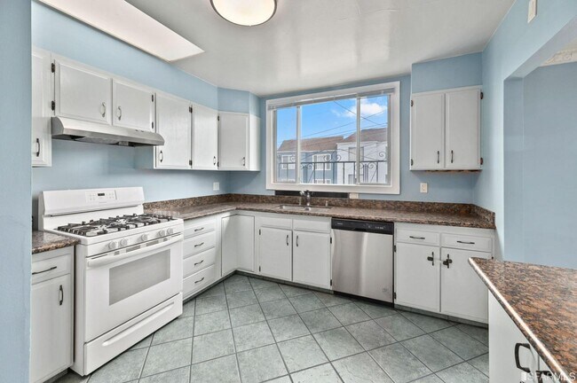 Building Photo - 1395 34th Ave