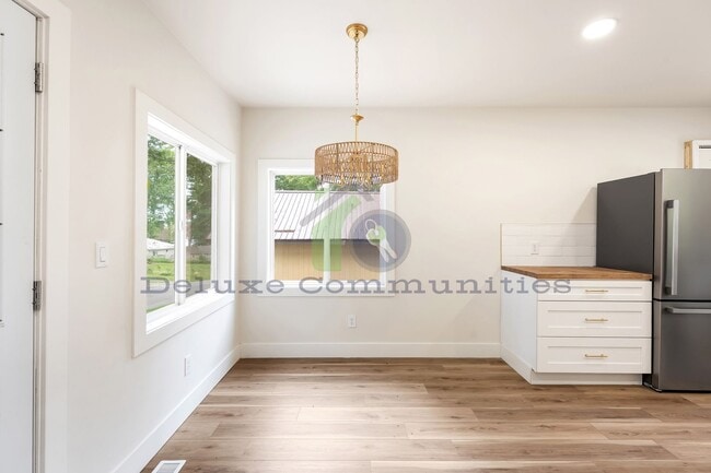 Building Photo - STUNNING 2 BEDROOM ON LAKE FRONT!!! Completely Remodeled!!