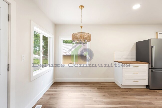 Foto del edificio - STUNNING 2 BEDROOM ON LAKE FRONT!!! Completely Remodeled!!