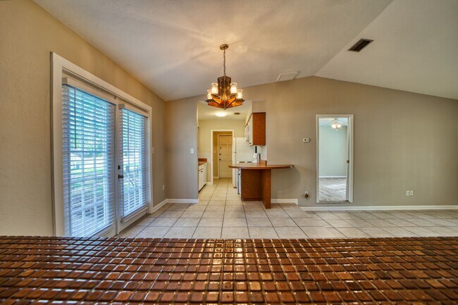 Building Photo - SUBLEASE Darling 2 Bedroom House in Northw...