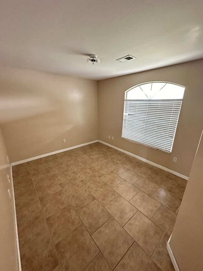 Foto del edificio - Charming 4-Bedroom, 2-Bathroom Home in Southeast Bakersfield