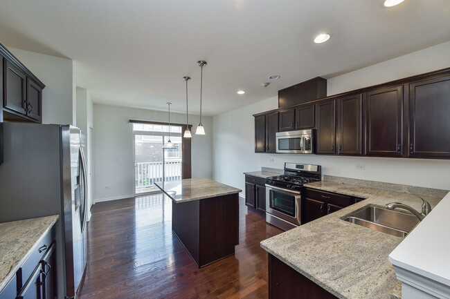Building Photo - 2511 Dunraven Ave