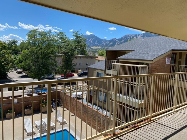 Top Floor Condo with View of the Flatirons and the Pool - Top Floor Condo with View of the Flatirons and the Pool