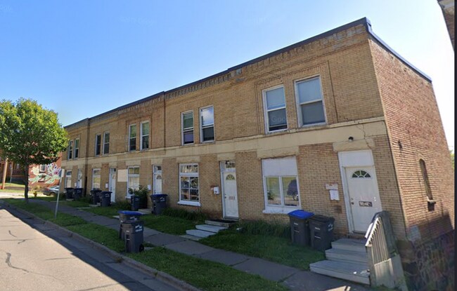 Building Photo - 1430 E 3rd St