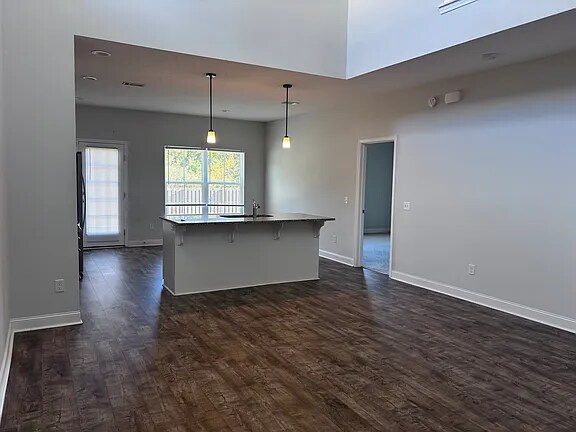 Foto del edificio - 597 Fairview Cir