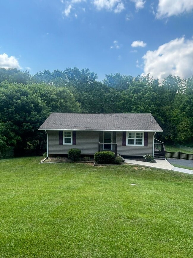 Building Photo - 2710 S Greenwood Dr
