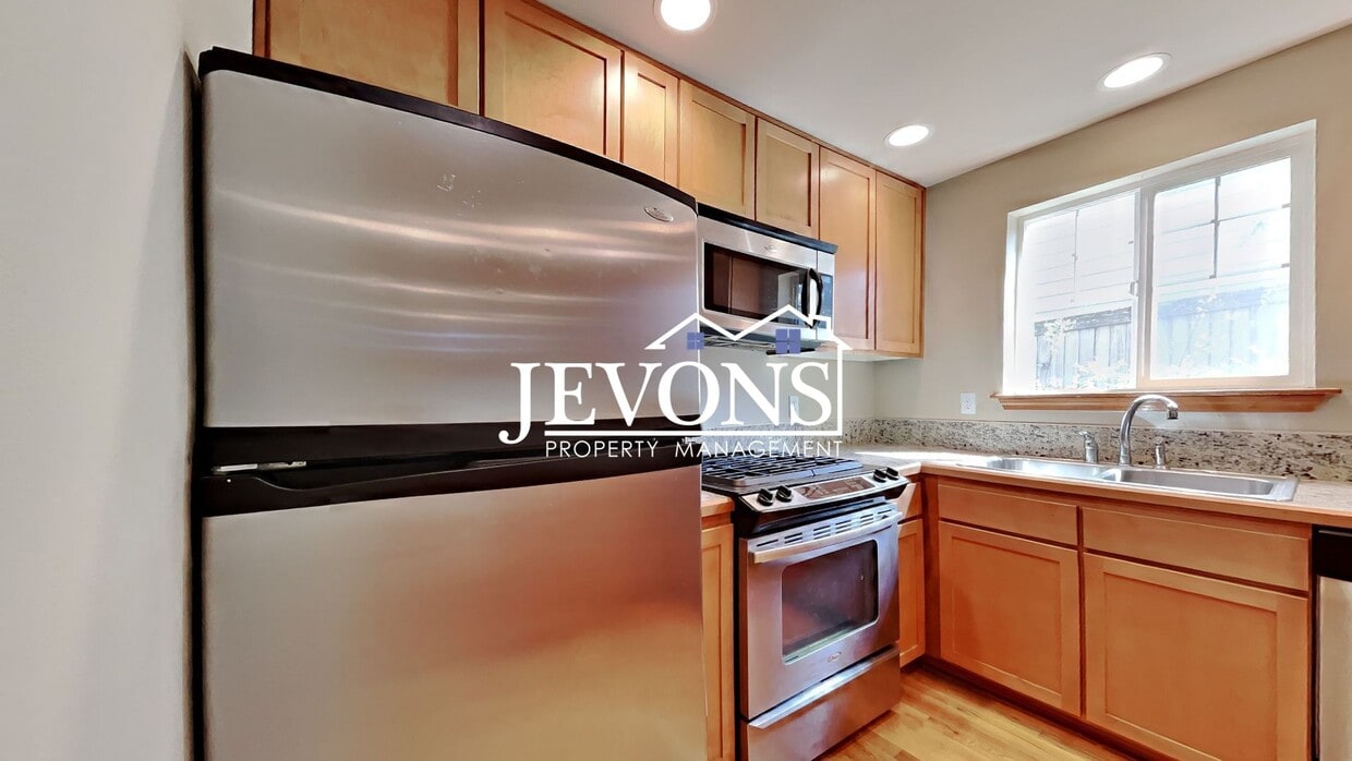 Primary Photo - Charming two-story condo with two master s...