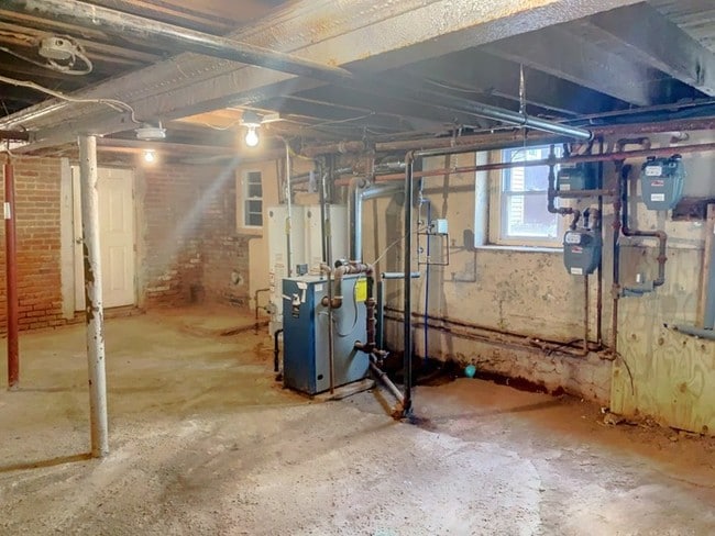 Building Photo - NEWLY RENOVATED 3 BEDROOM APARTMENT!
