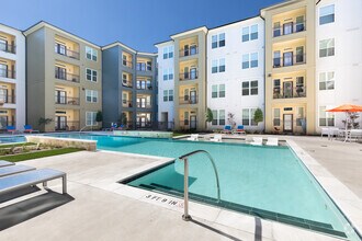 The Icon @ Yorktown photo'