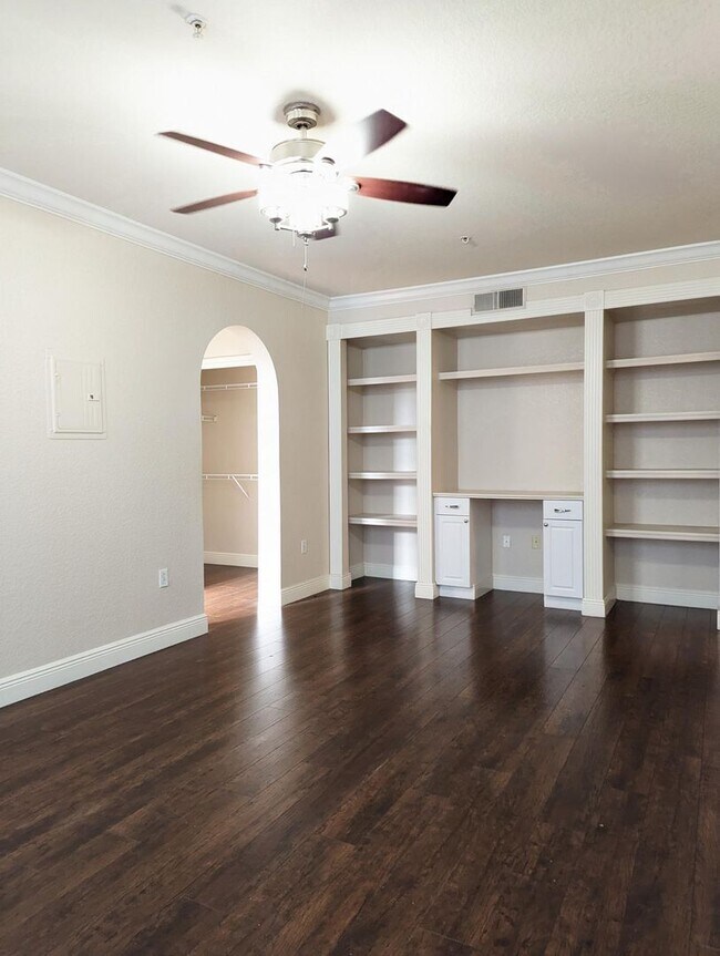 Building Photo - Huge Updated Studio! 818 square feet! Must see to appreciate. Includes washer/dryer