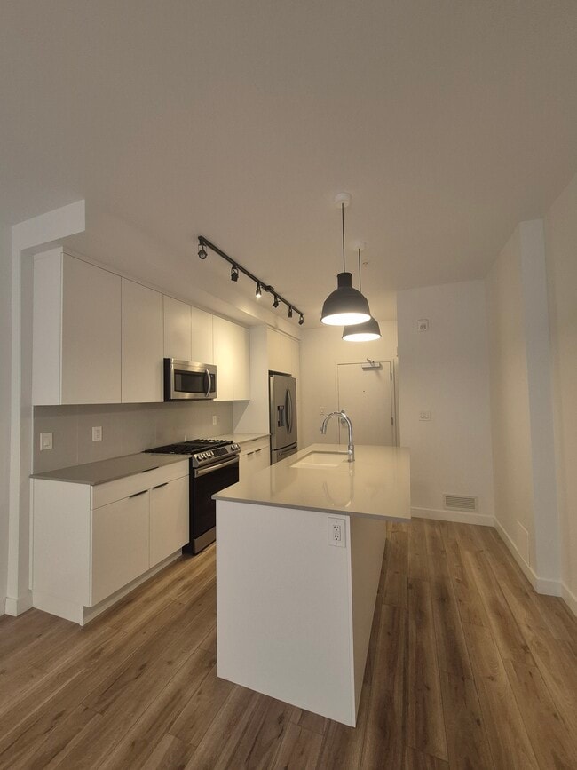 Building Photo - 2502 16A St SW