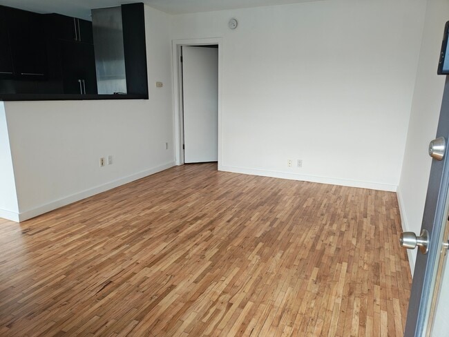 Building Photo - 252 3rd Ave