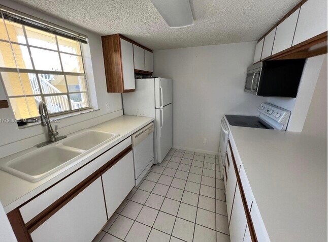 Building Photo - 6331 La Costa Dr