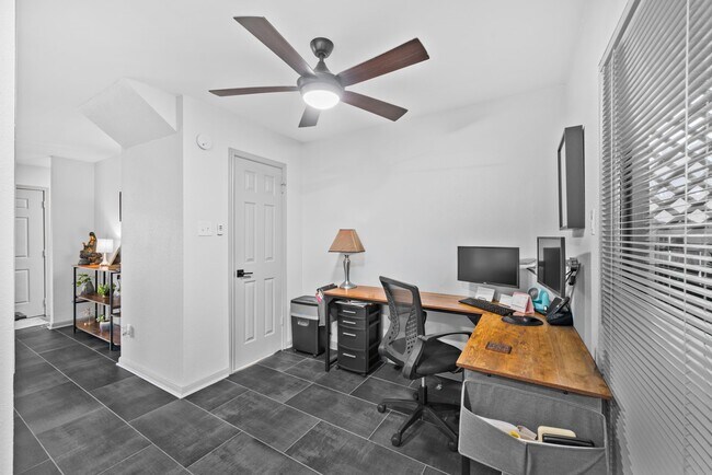 Foto del edificio - 3831 Landmark Dr