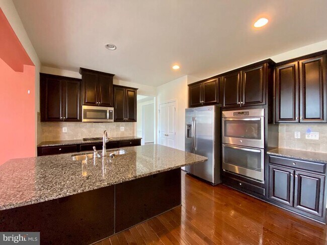 Building Photo - 3250 Fledgling Cir