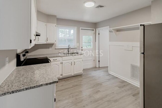 Building Photo - NOW OFFERING 1/2 MONTH FREE WITH SIGNED LE...