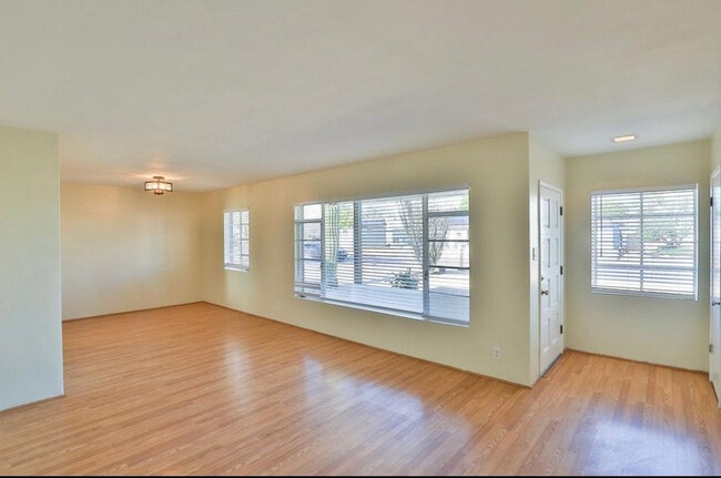 Building Photo - 2421 W Anderson Ave