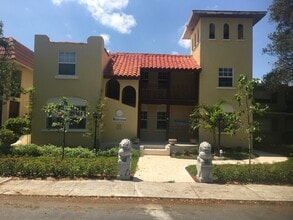 Building Photo - 407 S Lakeside Dr