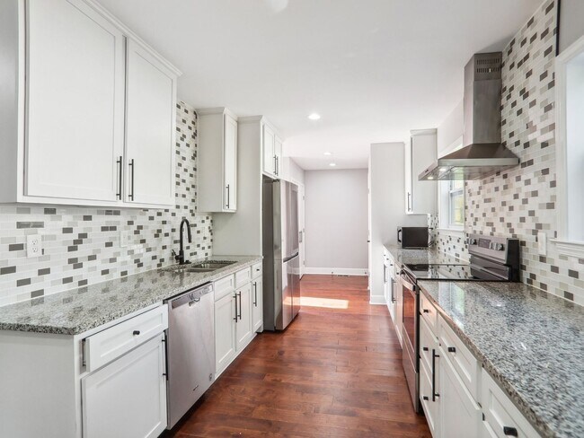 Foto del edificio - Charming 4-Bedroom Home with Spacious Yard...