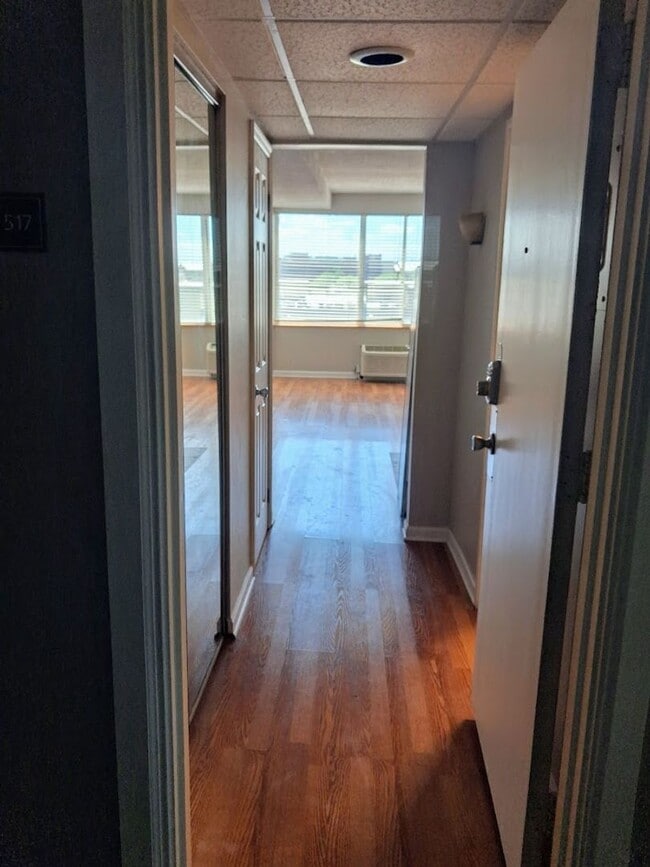 Building Photo - Fantastic deal on a great location!  This studio/1bath is available for EARLY MOVE IN at $1000/month
