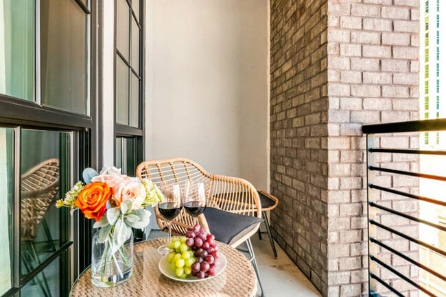 Building Photo - 611 Commerce St