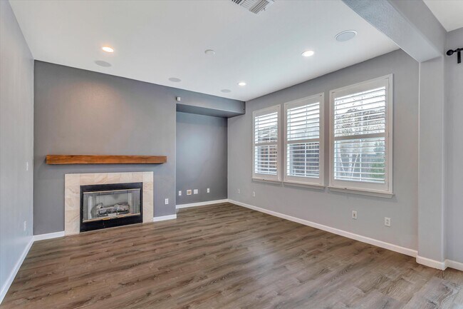 Foto del edificio - 300 Crestridge Ct