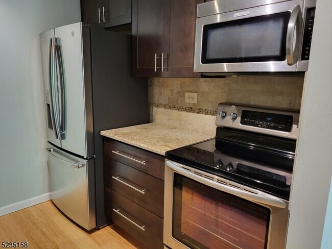 Building Photo - 300 Main St