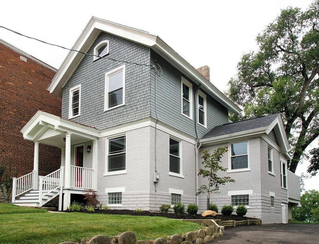 Spacious Home in Clifton perfect for Entertaining Guest & Family - Modern Upgrades in Clifton