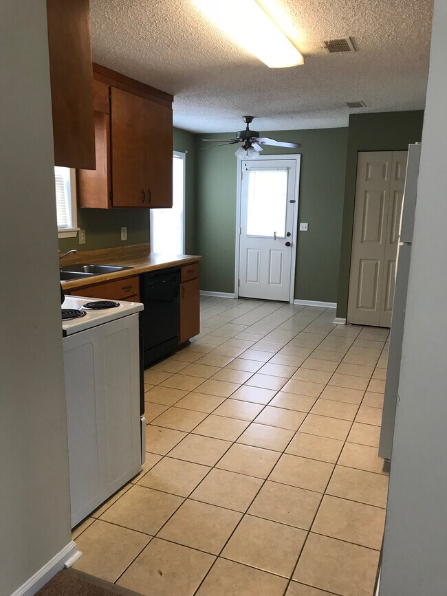 Building Photo - 2822 Rosehill Dr