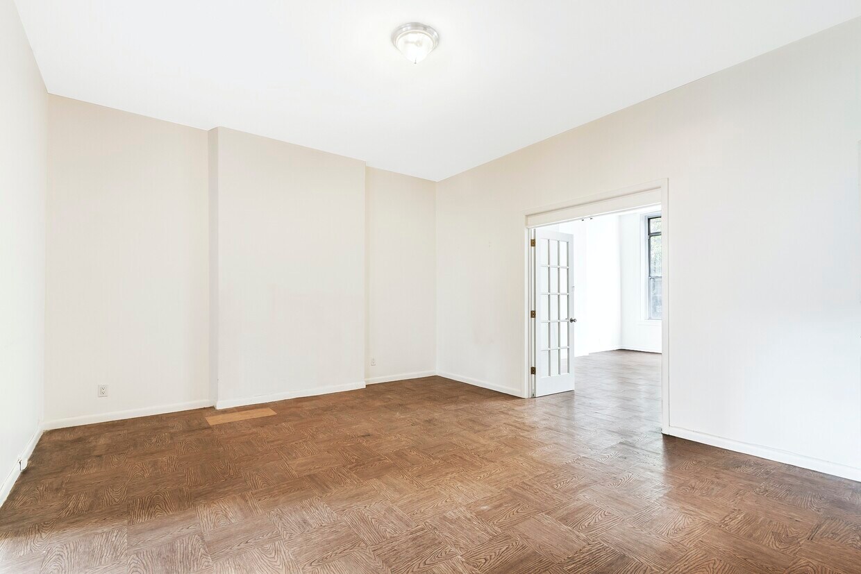 Building Photo - Living in Timeless Elegance