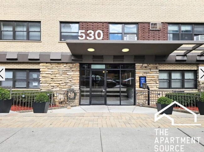 Building Photo - 530 W Aldine Ave