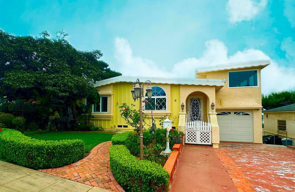 Primary Photo - Gorgeous Ocean View Home