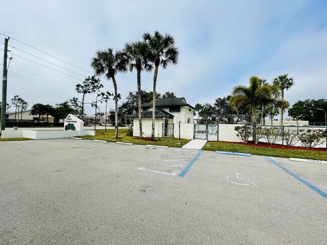 Building Photo - 2131 Crystal Dr