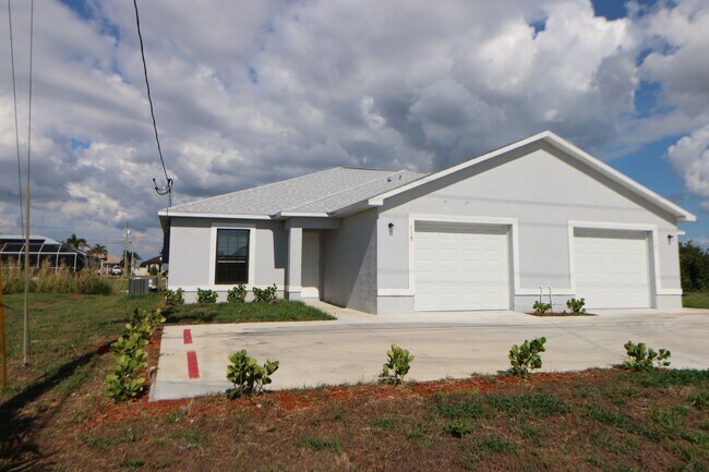 Photo - 3/2 Duplex newer waterfront Apartment