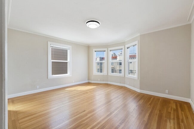 Building Photo - Spacious & Pet Friendly 1BR/1BA in Beautif...