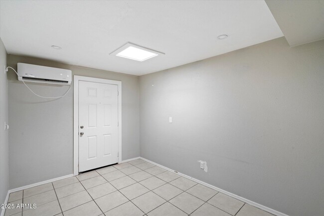 Building Photo - 703 W 1st St