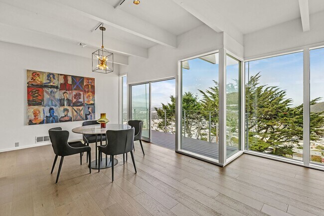 Building Photo - Come see this rare amazing Golden Gate Hei...