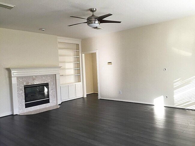 Foto del edificio - 17503 Sunny Trail Ln