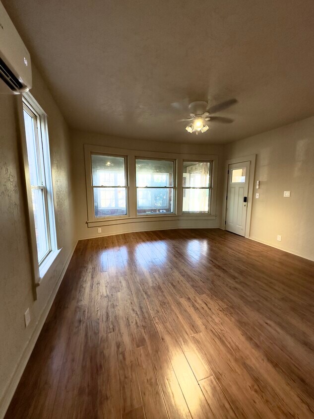 Foto principal - 1005 Broadway Ave