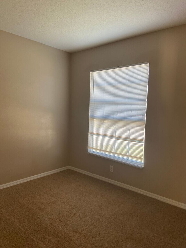 Building Photo - 4Bdrm 2Bath 1 Car Garage -- Gated Communit...